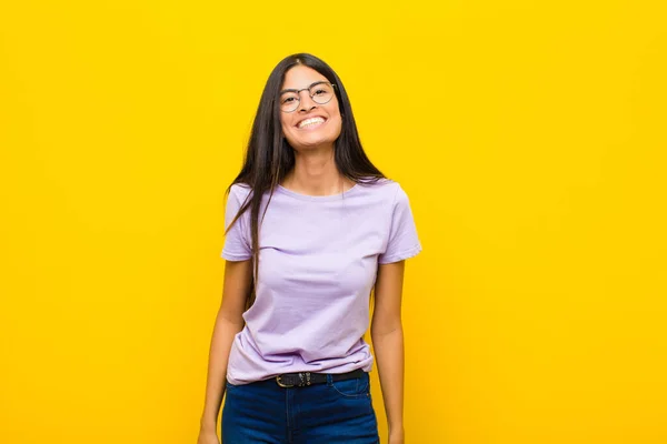 Giovane Bella Donna Latina Guardando Felice Goffo Con Ampio Divertente — Foto Stock