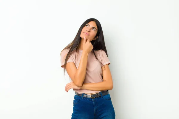 Jovem Mulher Latina Bonita Sentindo Pensativo Imaginando Imaginando Ideias Sonhando — Fotografia de Stock