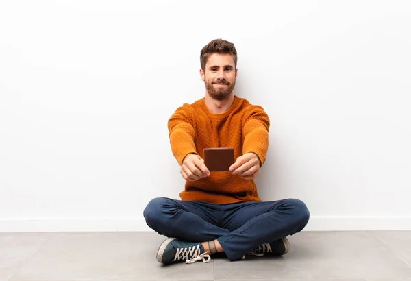 Sorrindo Alegremente Com Olhar Amigável Confiante Positivo Oferecendo Mostrando Objeto — Fotografia de Stock