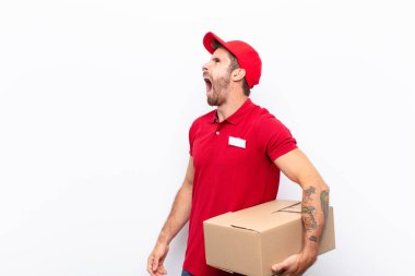 Öfkeyle bağırıyor, agresif bağırıyor, stresli ve kızgın görünüyor. dağıtım konsepti