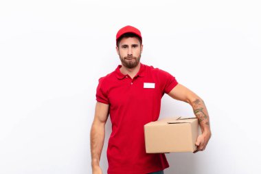 Şaşırmış ve kafası karışmış görünüyor, sinirsel bir hareketle dudağını ısırıyor, sorunun cevabını bilmiyor. dağıtım konsepti