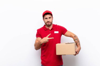 Mutlu, pozitif ve başarılı hissetmek, göğsünde V şeklinde eller yapmak, zafer ya da barışı göstermek. dağıtım konsepti