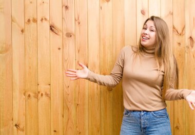 Genç sarışın kadın mutlu, kibirli, gururlu ve kendinden memnun görünüyor.