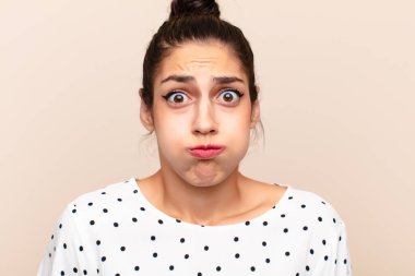 Genç Latin kadın üzgün ve stresli. Kötü bir sürpriz yüzünden üzgün. Olumsuz ve endişeli bir bakışla.