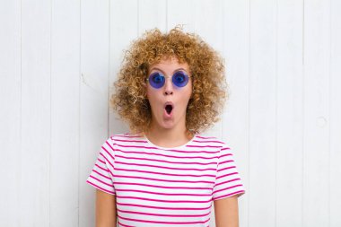 Genç ve güzel bir kadın şok olmuş ya da şaşırmış görünüyor, ağzı açık bir şekilde 