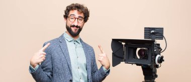 Televizyon sunucusu gururlu, kibirli, mutlu, şaşırmış ve tatmin olmuş görünüyor.