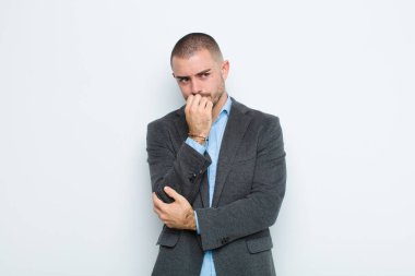 Genç işadamı kendini ciddi, düşünceli ve endişeli hissediyordu. Elleri çenesine yaslanmış bir şekilde duvara bakıyordu.