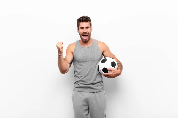 Jovem Homem Bonito Sentindo Feliz Surpreso Orgulhoso Gritando Celebrando Sucesso — Fotografia de Stock