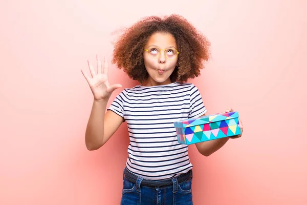 Bambina Afroamericana Con Mano Una Scatola Regalo — Foto Stock