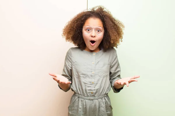 Africano Americana Menina Sentindo Extremamente Chocado Surpreso Ansioso Pânico Com — Fotografia de Stock