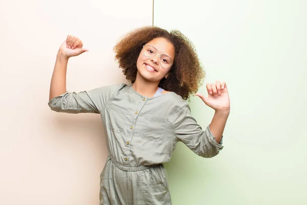 Africano Americano Menina Sentindo Orgulhoso Arrogante Confiante Olhando Satisfeito Bem — Fotografia de Stock