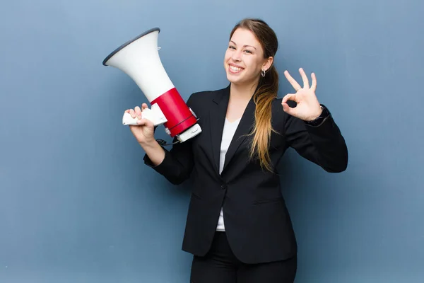 Junge Blonde Frau Mit Megafon Vor Grunge Hintergrund — Stockfoto