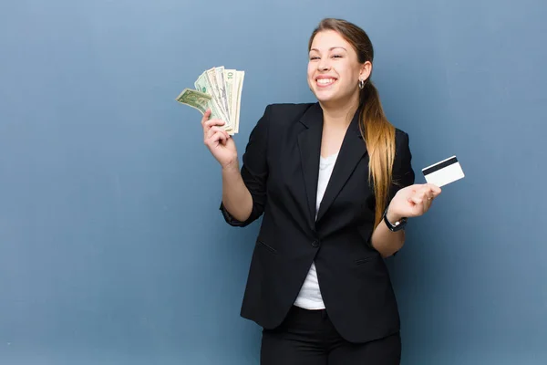 Mujer Rubia Joven Con Billetes Dólar Contra Fondo Pared Grunge — Foto de Stock