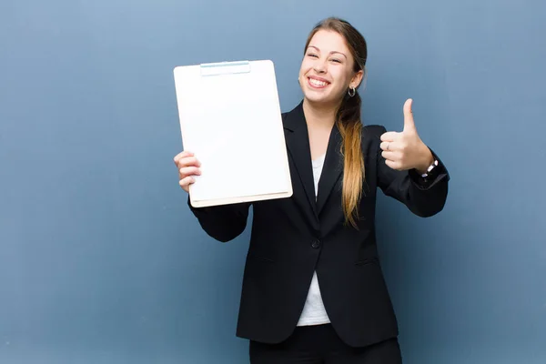 Ung Blond Kvinne Som Holder Papirbanner Mot Grungeveggens Bakgrunn – stockfoto