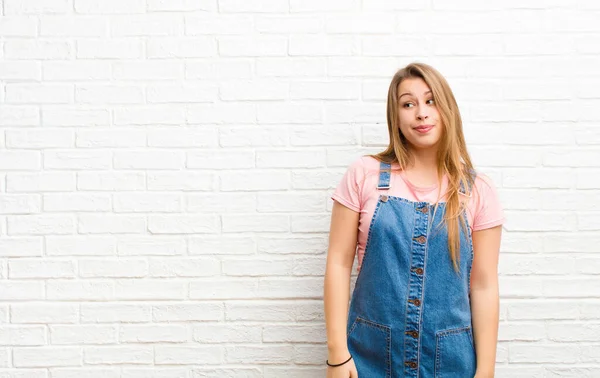 Ung Blond Kvinna Undrar Tänker Glada Tankar Och Idéer Dagdrömmer — Stockfoto