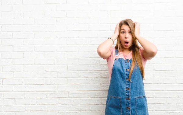 Jonge Blonde Vrouw Kijken Onaangenaam Geschokt Bang Bezorgd Mond Wijd — Stockfoto