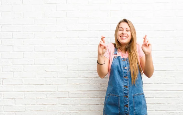 Ung Blond Kvinna Känner Sig Nervös Och Hoppfull Korsande Fingrar — Stockfoto