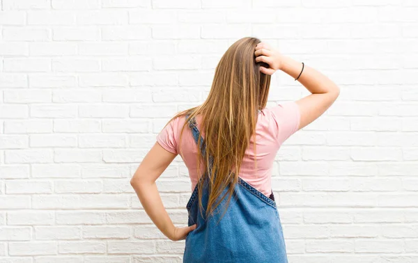 Giovane Donna Bionda Che Sente Incapace Confusa Pensando Una Soluzione — Foto Stock