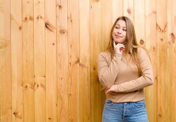 Giovane Donna Bionda Sorridente Felicemente Sognare Occhi Aperti Dubitare Guardando — Foto Stock