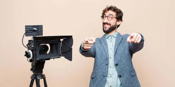 Presentatör Känner Sig Glad Och Säker Pekar Kameran Med Båda — Stockfoto