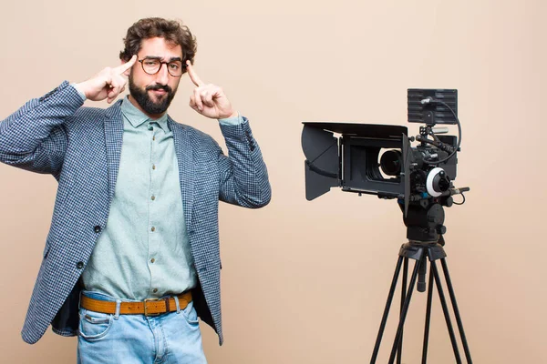 Televisie Presentator Zich Verward Twijfelend Voelen Zich Concentreren Een Idee — Stockfoto