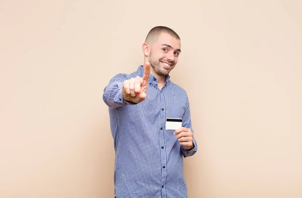 Joven Hombre Guapo Sonriendo Orgullosamente Con Confianza Haciendo Pose Número — Foto de Stock