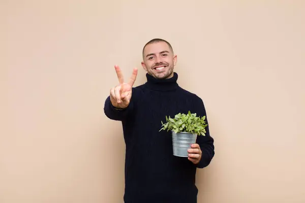 Junger Gutaussehender Mann Lächelt Und Sieht Glücklich Unbeschwert Und Positiv — Stockfoto