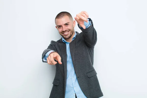 Молодий Бізнесмен Відчуває Себе Щасливим Впевненим Вказуючи Камеру Обома Руками — стокове фото