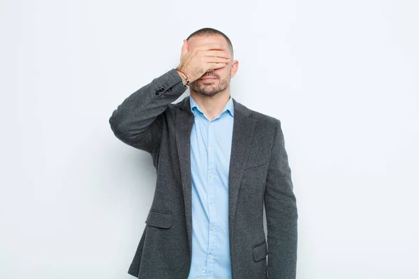 Jonge Zakenman Bedekken Ogen Met Een Hand Bang Angstig Voelen — Stockfoto