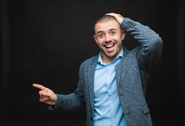 Jovem Empresário Rindo Olhando Feliz Positivo Surpreso Percebendo Uma Grande — Fotografia de Stock