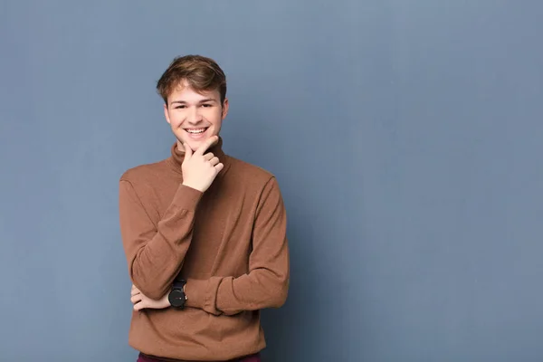 Junger Blonder Mann Lächelt Genießt Das Leben Fühlt Sich Glücklich — Stockfoto