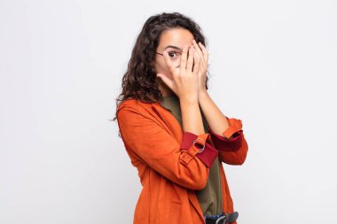 Genç, güzel bir kadın korkmuş ya da utanmış hissediyor. Gözleri yarı kapalı beyaz duvara bakıyor ya da dikizliyor.