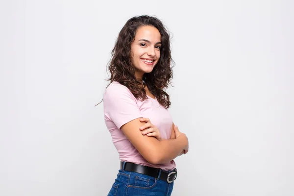 Joven Bonita Mujer Sonriendo Cámara Con Los Brazos Cruzados Una — Foto de Stock