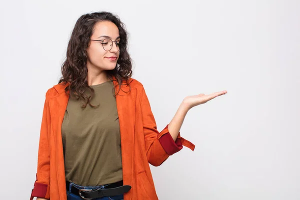 Jovem Mulher Bonita Sentindo Feliz Sorrindo Casualmente Olhando Para Objeto — Fotografia de Stock