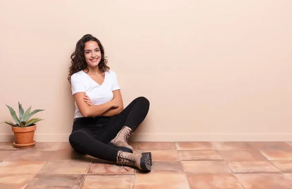 Jong Mooi Vrouw Glimlachen Naar Camera Met Gekruiste Armen Een — Stockfoto