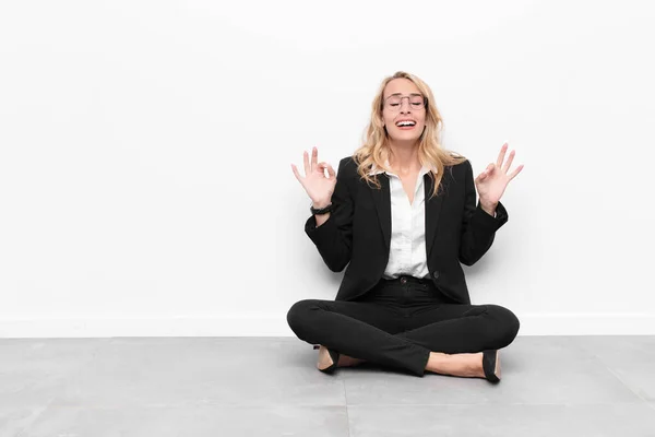 Ung Blond Kvinna Tittar Koncentrerad Och Mediterar Känner Sig Nöjd — Stockfoto