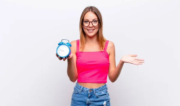 Rött Huvud Söt Kvinna Håller Väckarklocka Och Uttrycker Ett Koncept — Stockfoto