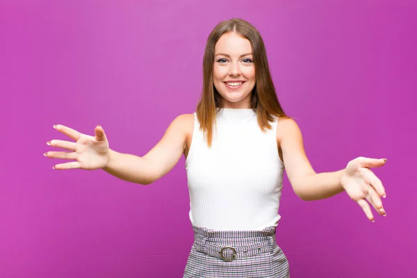 Rossa Bella Donna Testa Sorridente Allegramente Dando Caldo Amichevole Amorevole — Foto Stock