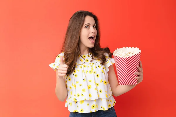 Young Pretty Woman Red Wall Popcorn Bucket — Stock Photo, Image