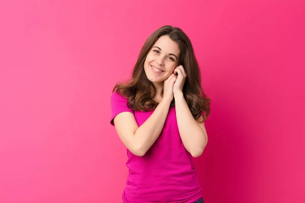 Jovem Mulher Bonita Sentindo Amor Olhando Bonito Adorável Feliz Sorrindo — Fotografia de Stock