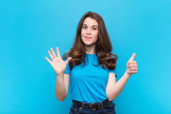 Jonge Mooie Vrouw Glimlachen Kijken Vriendelijk Tonen Nummer Zes Zesde — Stockfoto