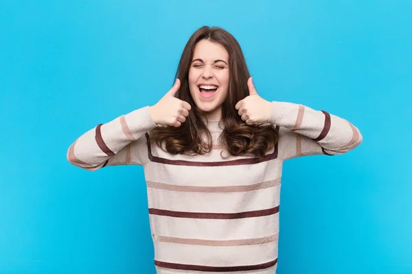 Jovem Mulher Bonita Sorrindo Amplamente Olhando Feliz Positivo Confiante Bem — Fotografia de Stock