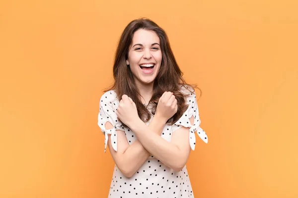 Jonge Mooie Vrouw Glimlachen Vrolijk Vieren Met Vuisten Gebald Armen — Stockfoto