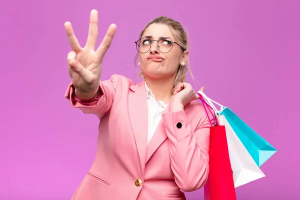 Genç Güzel Sarışın Kadın Alışveriş Torbaları Tutuyor — Stok fotoğraf