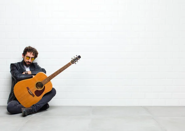 Молодий Чоловік Грає Гітарі Фоні Цегляної Стіни — стокове фото