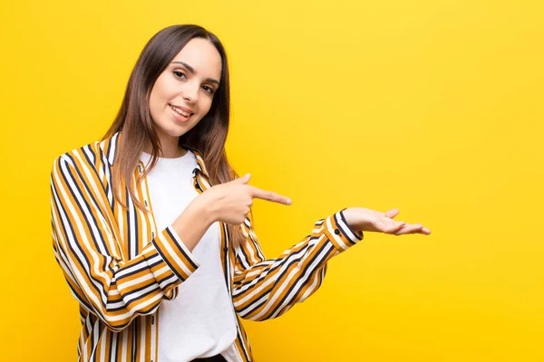 Jonge Mooie Vrouw Glimlachend Zich Gelukkig Zorgeloos Tevreden Voelen Wijzend — Stockfoto