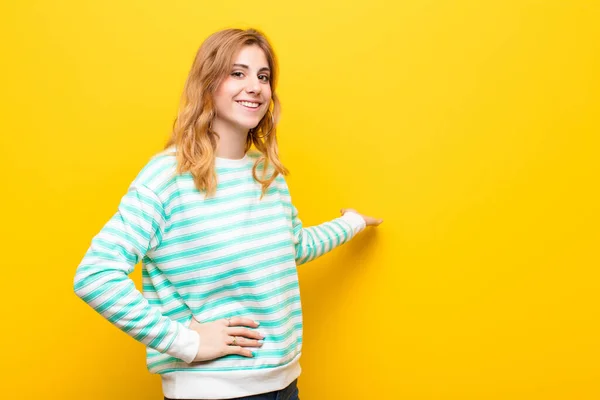 Joven Mujer Rubia Bonita Sintiéndose Feliz Alegre Sonriendo Dándote Bienvenida —  Fotos de Stock