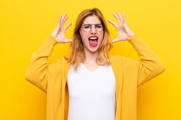 Young Pretty Blonde Woman Screaming Hands Air Feeling Furious Frustrated — Stock Photo, Image