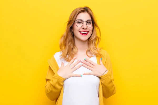 Jovem Bonita Mulher Loira Olhando Feliz Surpreso Orgulhoso Animado Apontando — Fotografia de Stock