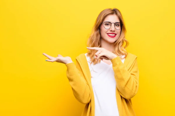 Joven Mujer Rubia Bonita Sonriendo Alegremente Apuntando Copiar Espacio Palma —  Fotos de Stock